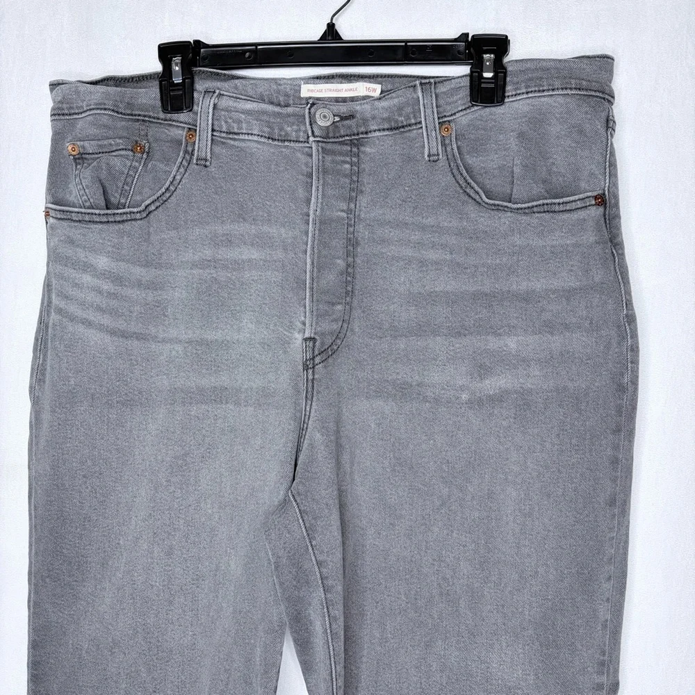 Levi’s Grey Ribcage Straight Ankle Jeans‎